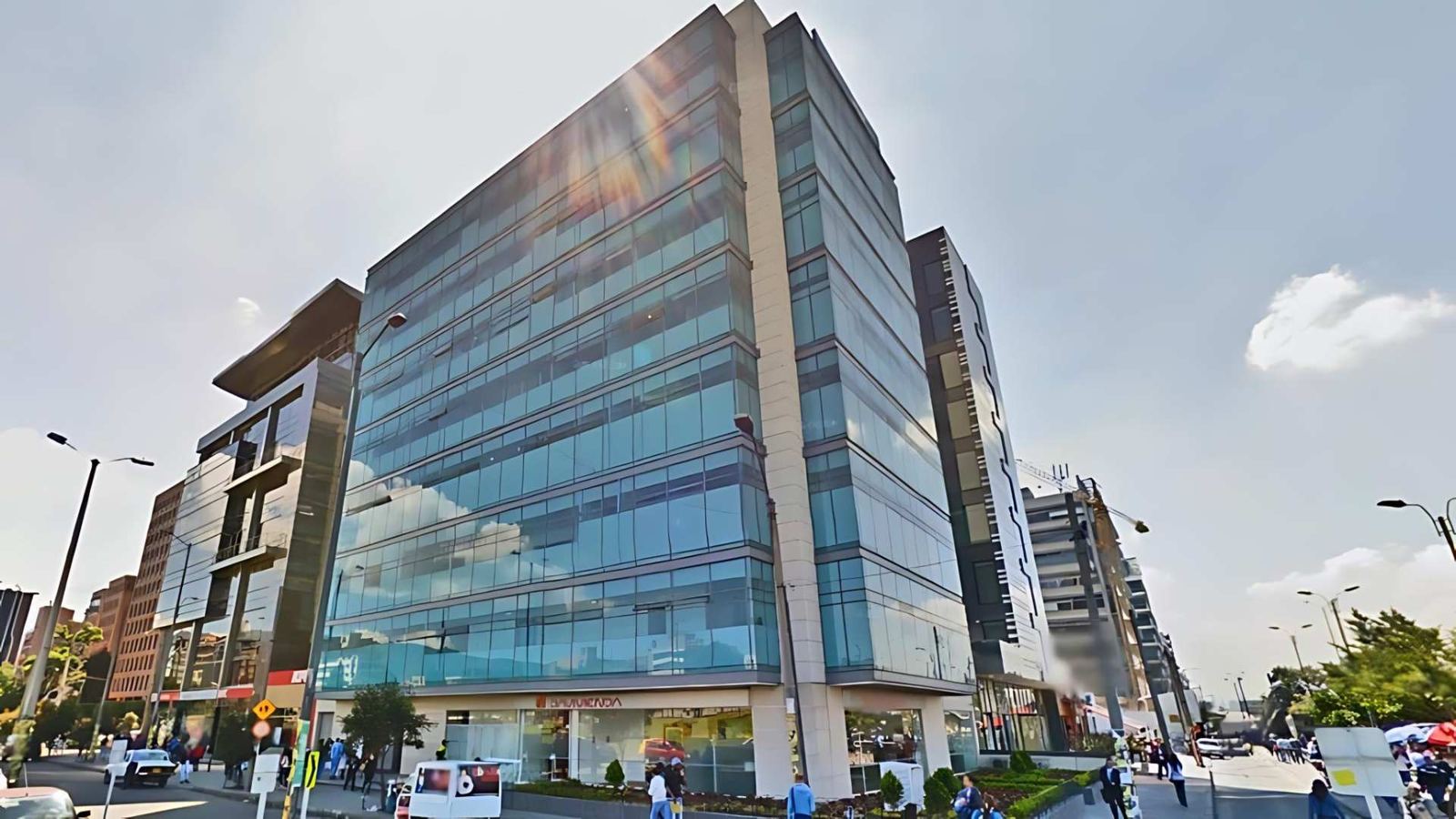 Edificio Azul 100, Calle 100 con Autopista Norte, Bogotá: estructura metálica de GVS Construcciones