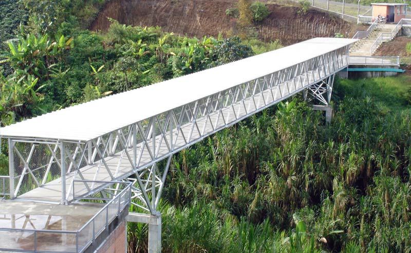 Puente peatonal Colegio Fabio Vásquez, Dosquebradas, Risaralda: estructura metálica de GVS Construcciones